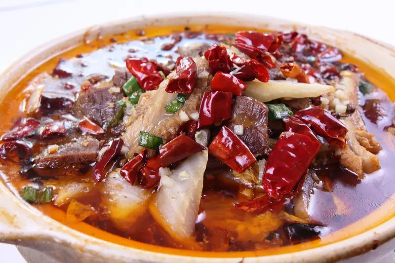 Fleisch in rotem Chiliöl mit getrockneten Chilischoten