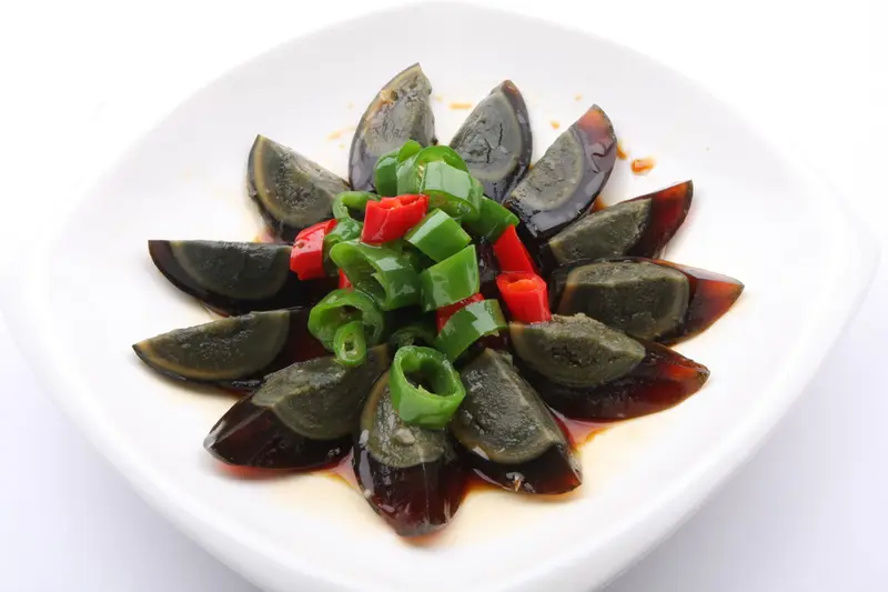 Dunkel marinierte Eier mit grünen und roten Peperoni