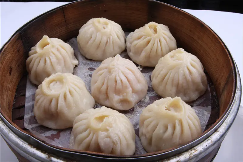 Kleine gedämpfte Teigtaschen in einem Bambuskorb